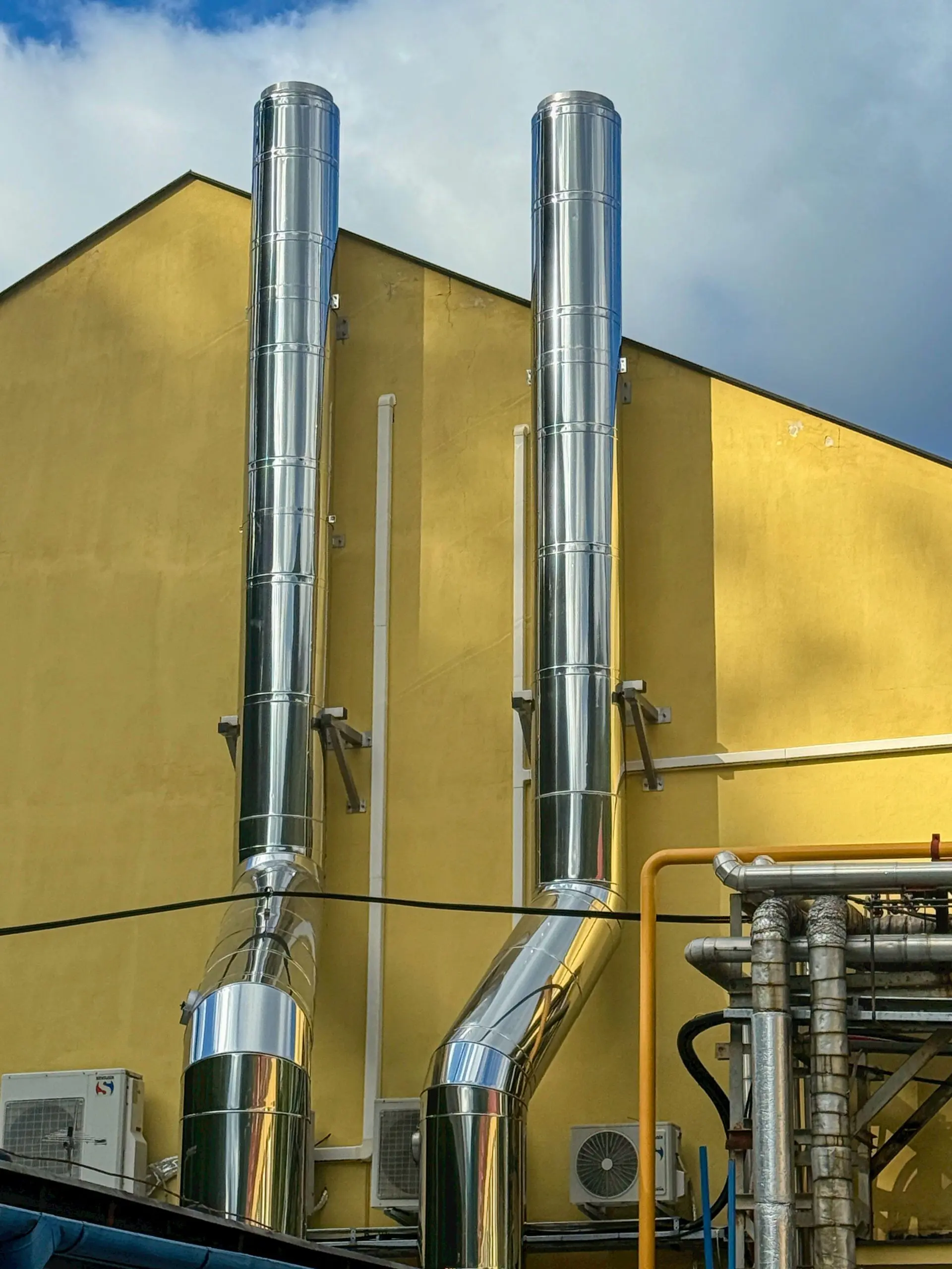 Building with exhaust pipes